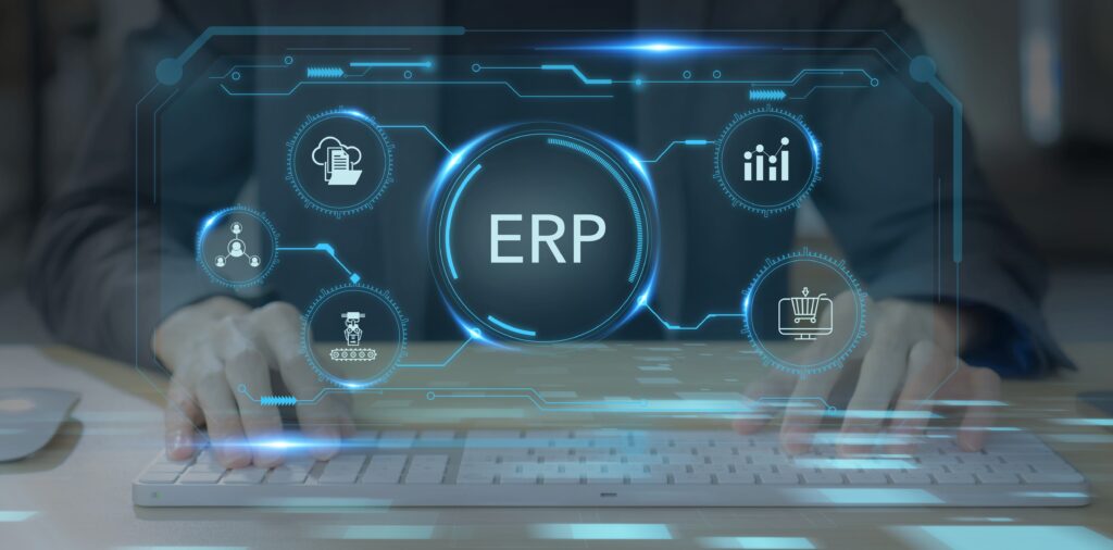 Hände tippen auf einer Tastatur, während überlagerte digitale Symbole und das Wort "ERP" die Integration und Steuerung von Geschäftsprozessen durch ERP-Systeme symbolisieren.