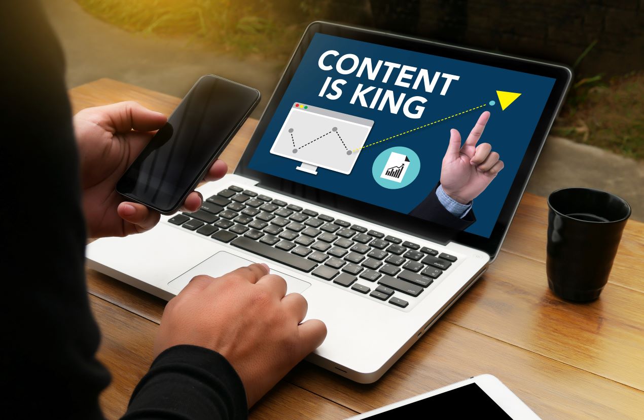 Laptop-Bildschirm zeigt „Content is King“ – wichtig für die Content-Strategie einer erfolgreichen AMZ Agentur.