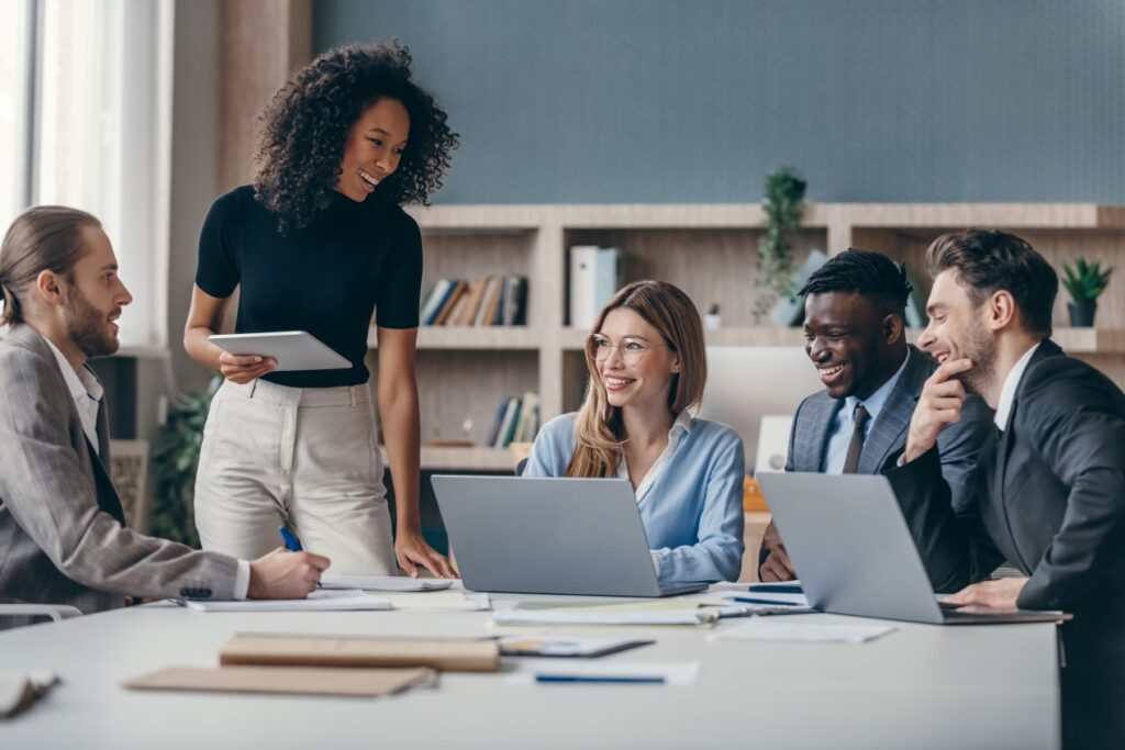 Gruppe von Geschäftsleuten im Team-Meeting zur Entwicklung von Amazon-Strategien – wichtig für eine erfolgreiche Zusammenarbeit mit einer AMZ Agentur.