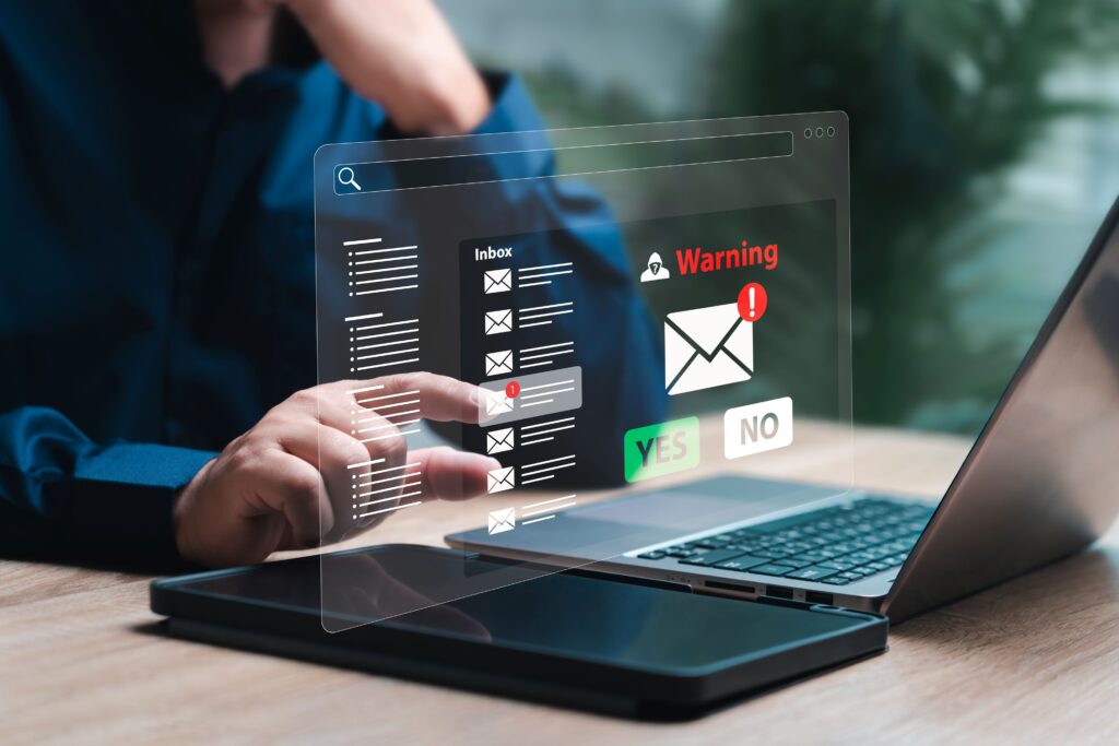 Mann überprüft seinen digitalen Posteingang auf Phishing-Warnungen und verdächtige E-Mails