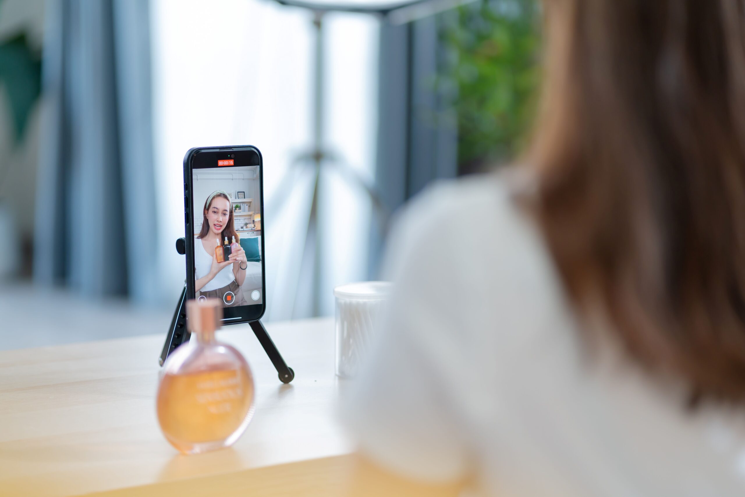Junge attraktive asiatische Frau Schönheit Blogger oder Vlogger, Influencer Geschichte teilen Selfie Blog Hautpflege Vlog