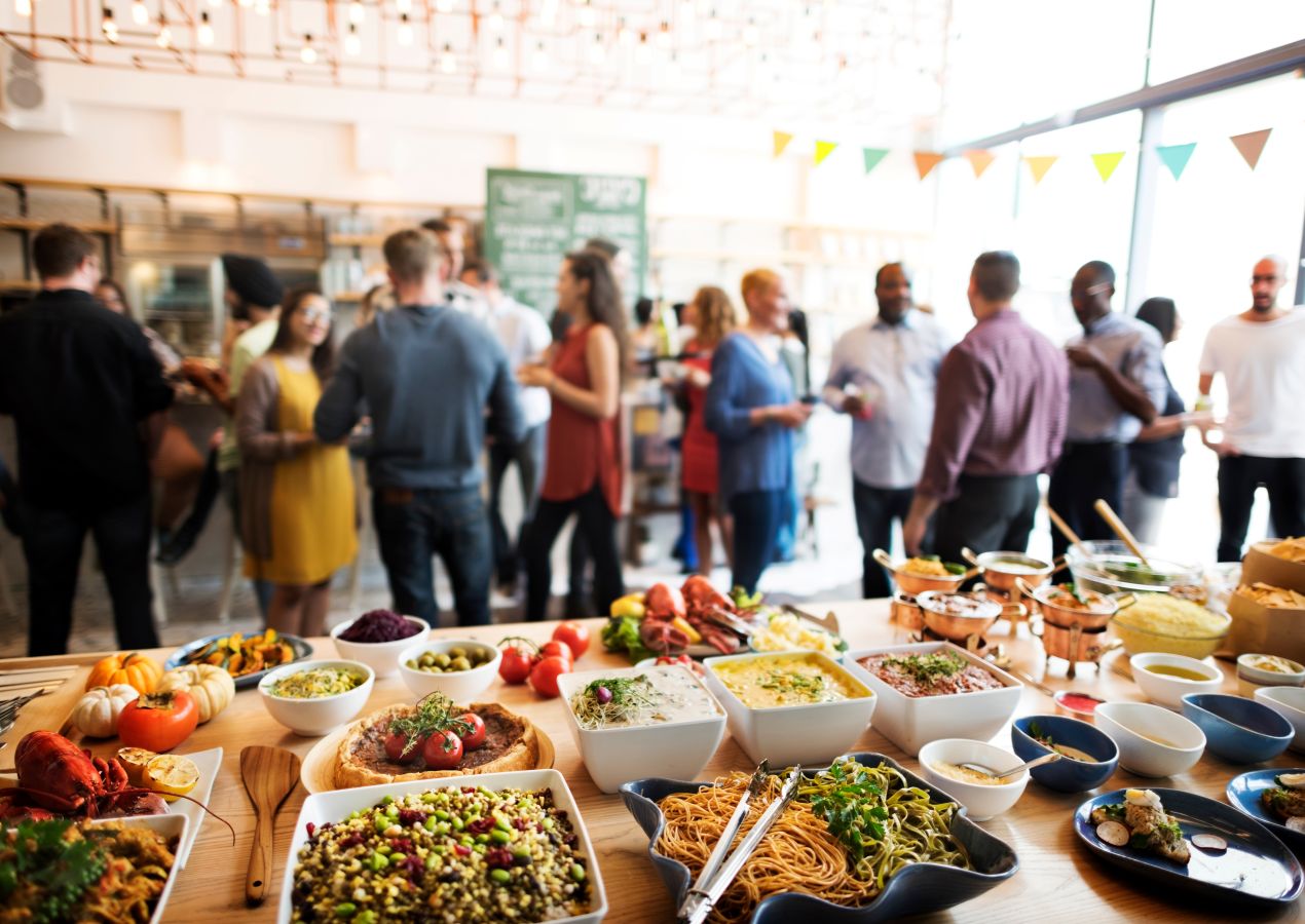 Firmenfeier NRW mit abwechslungsreichem Buffet und geselligem Austausch in moderner Location

