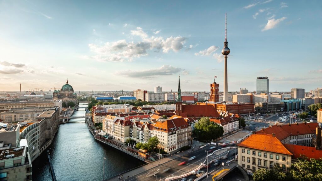 Panoramablick auf Berlin mit Fernsehturm und Spree – Standortvorteile rund ums gymnasium berlin
