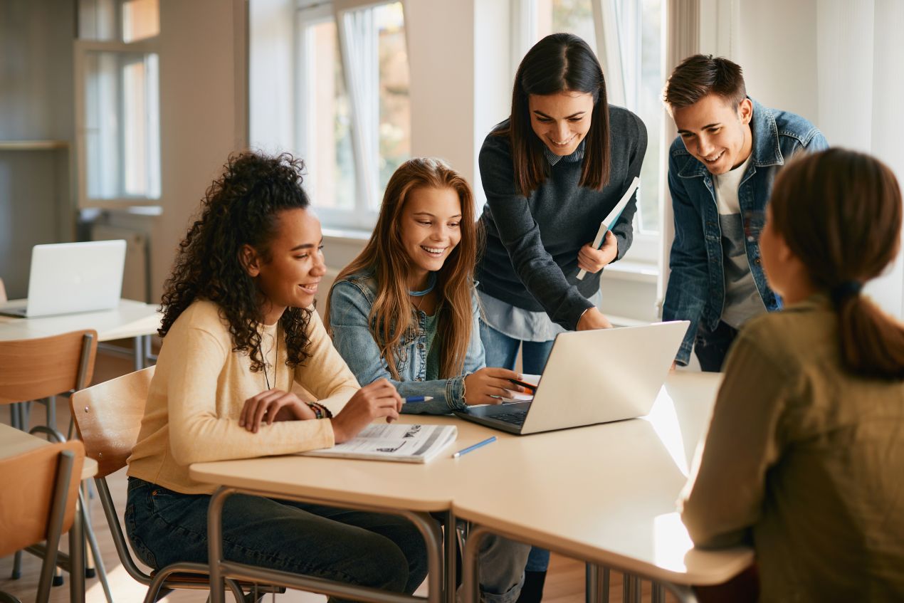 Jugendliche arbeiten gemeinsam an einem Laptop – digitale Lernumgebung im gymnasium berlin