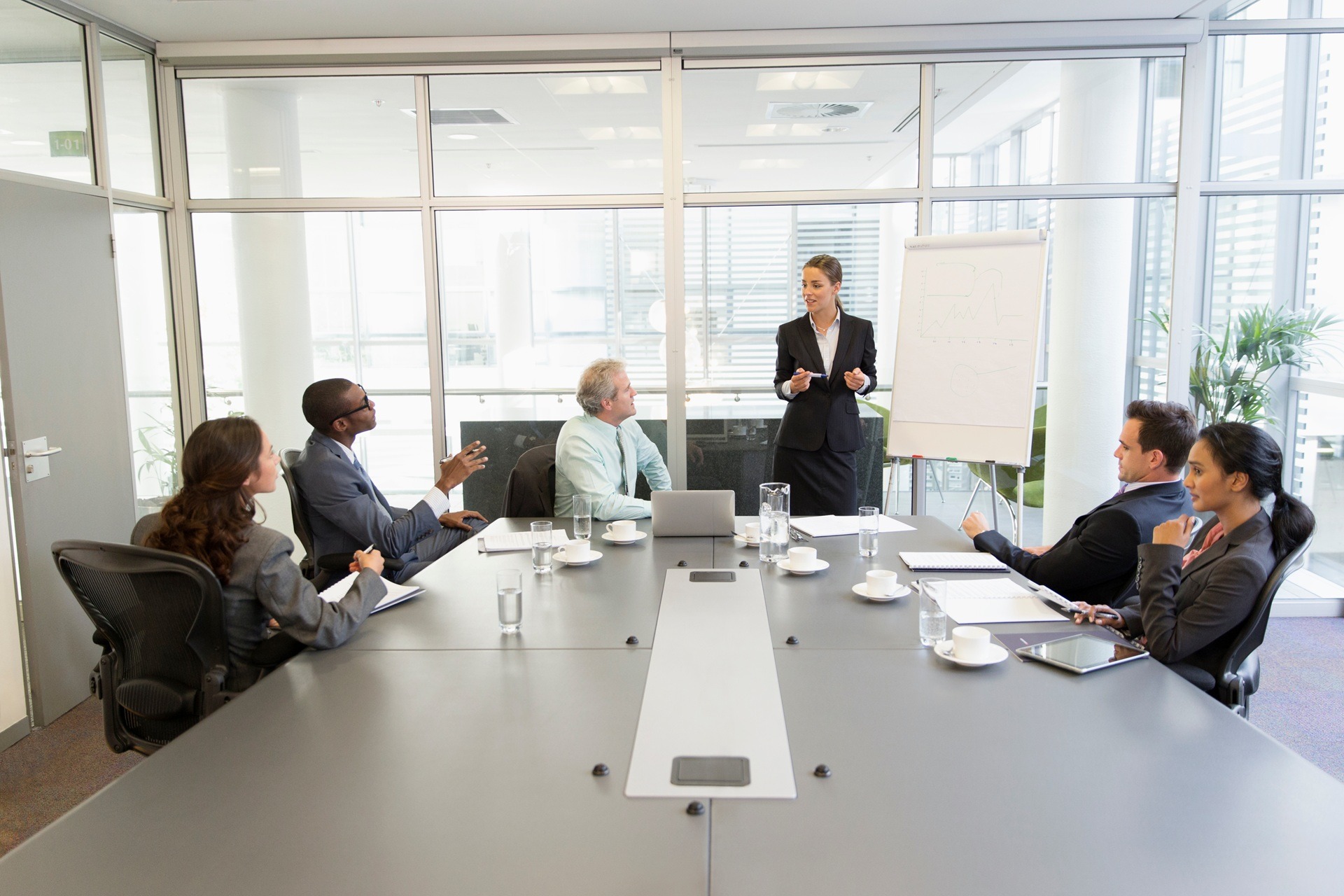 Teammeeting mit Flipchart | Tagungsräume Düsseldorf

