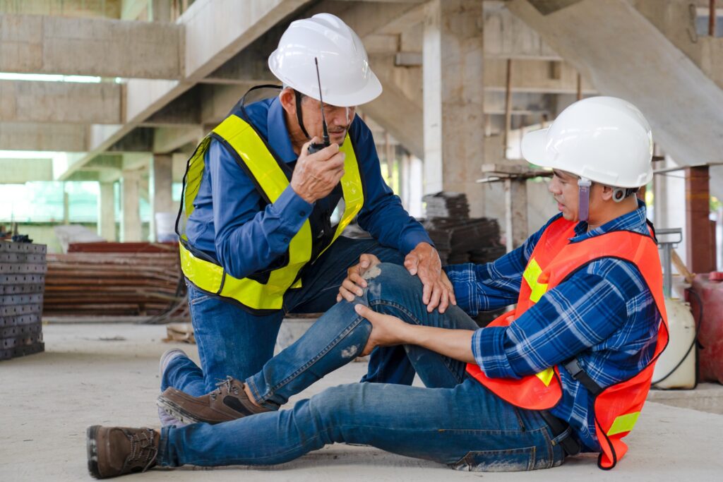 Verletzter Arbeiter wird betreut auf Baustelle | EAP