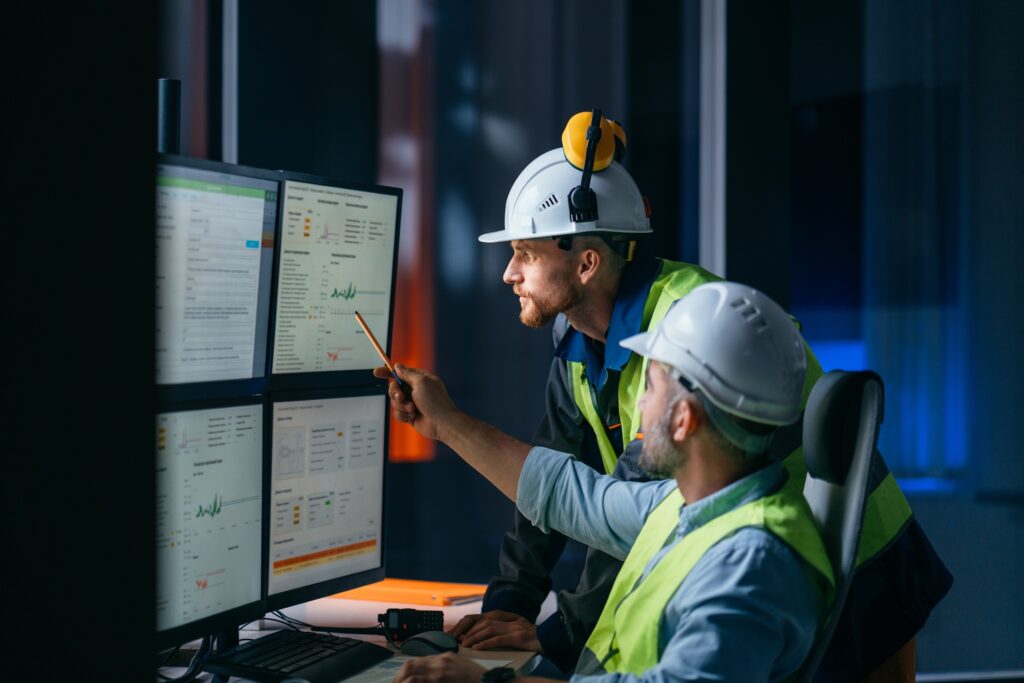 Ingenieure überwachen Produktionsdaten | elektronischer Druckschalter