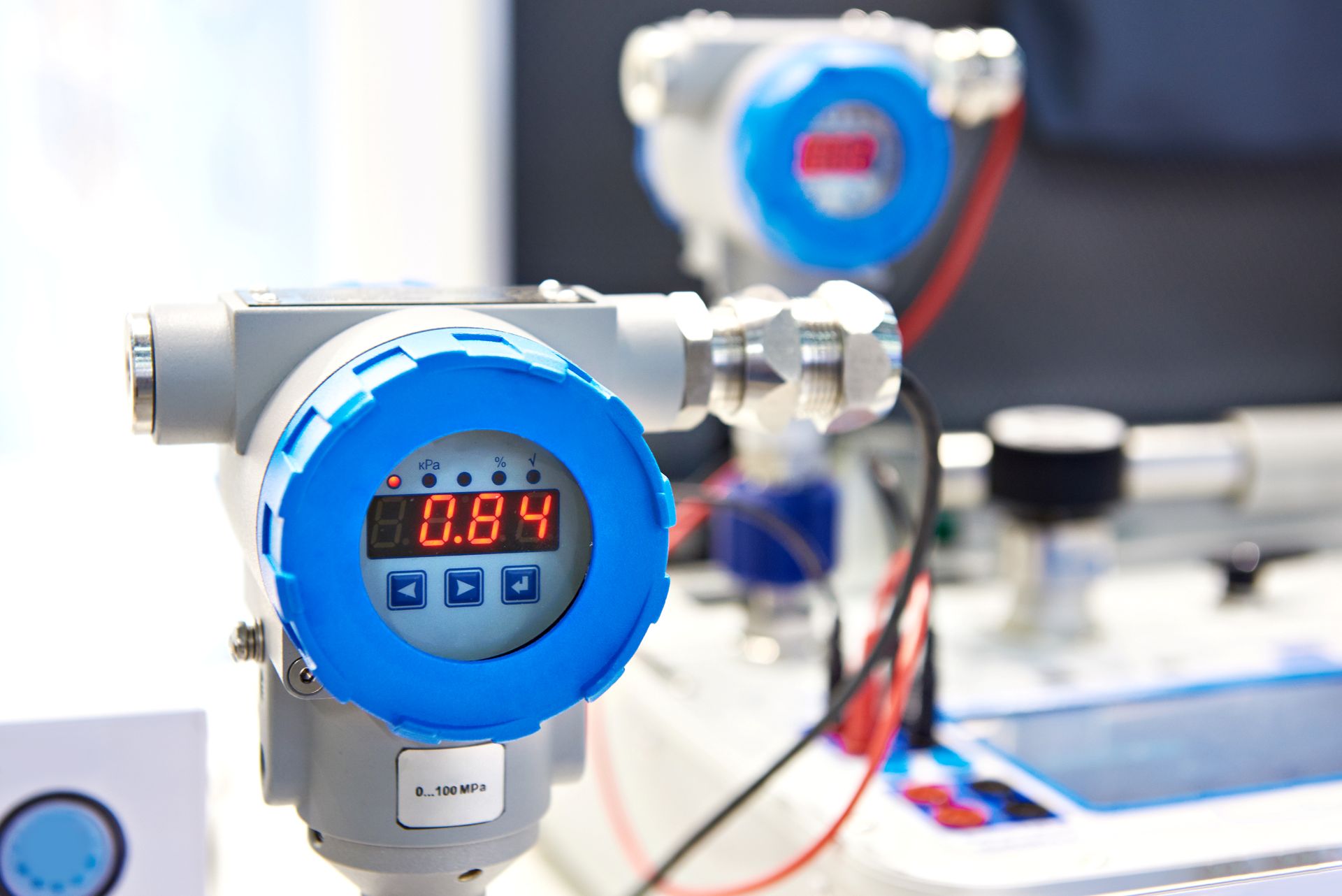 Differenzdrucktransmitter mit blauem Display zeigt Messwert in einer Industrieanlage